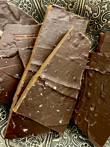 Bark : Irregular shaped pieces of chocolate - DARK & MILK